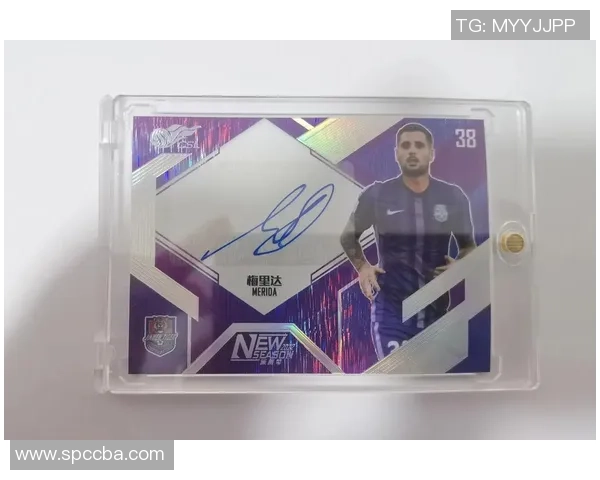 金边设计彰显尊贵气质足球球星卡收藏价值与美学探索